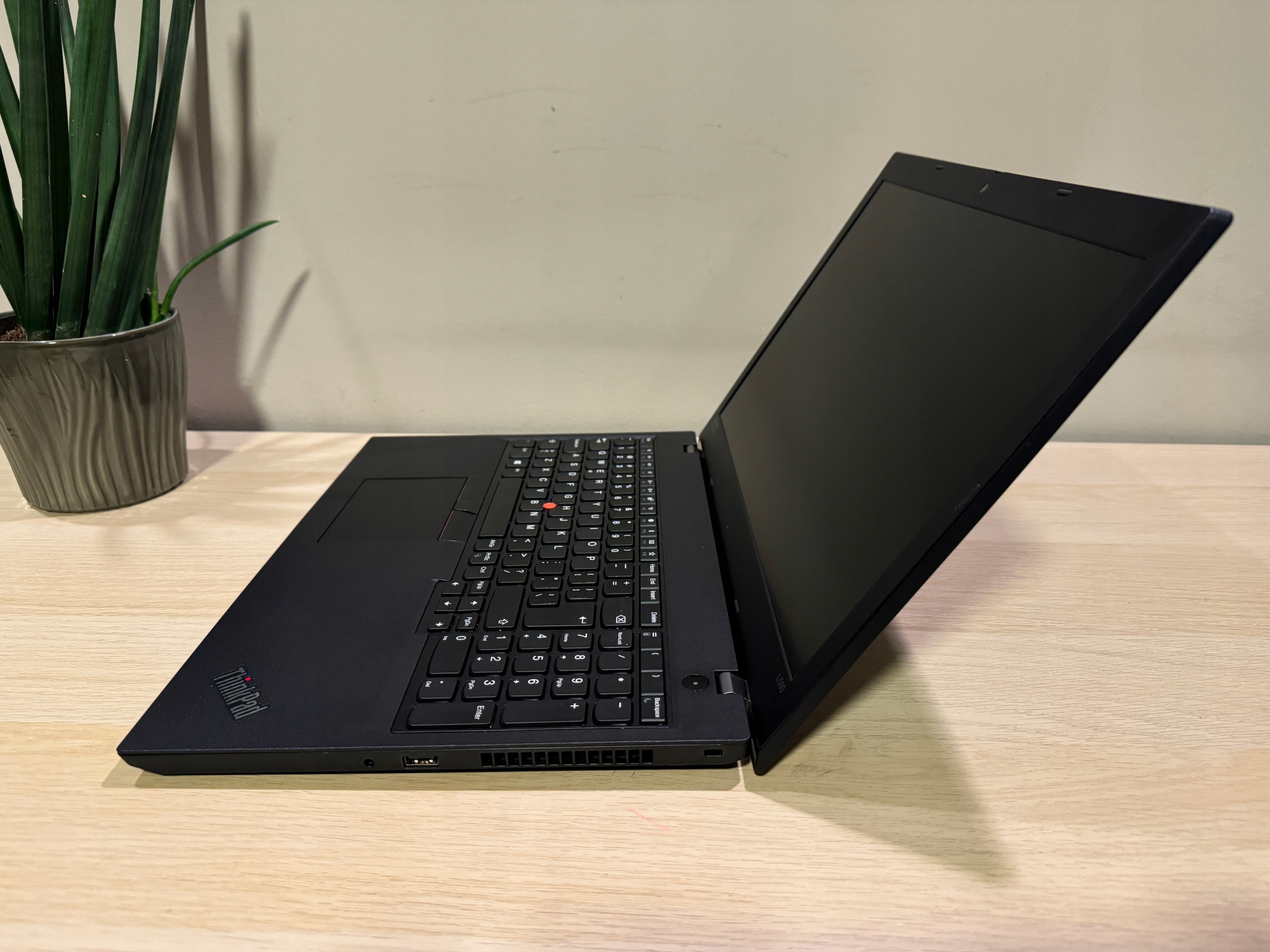 Lenovo ThinkPad L590 15,6 i5 16GB 256GB Full HD Windows 11 - obrazek 4