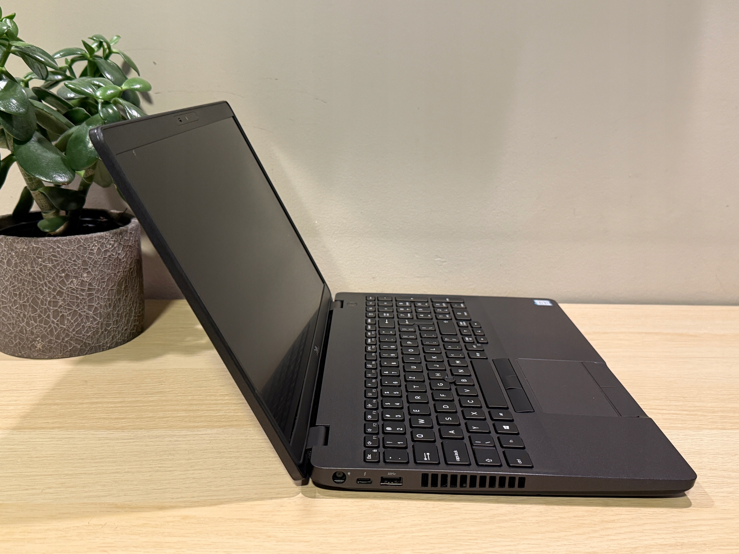 Laptop Dell Precision 3541 15,6 i7-9850H 32GB 2TB SSD Nvidia Windows 11 - obrazek 3